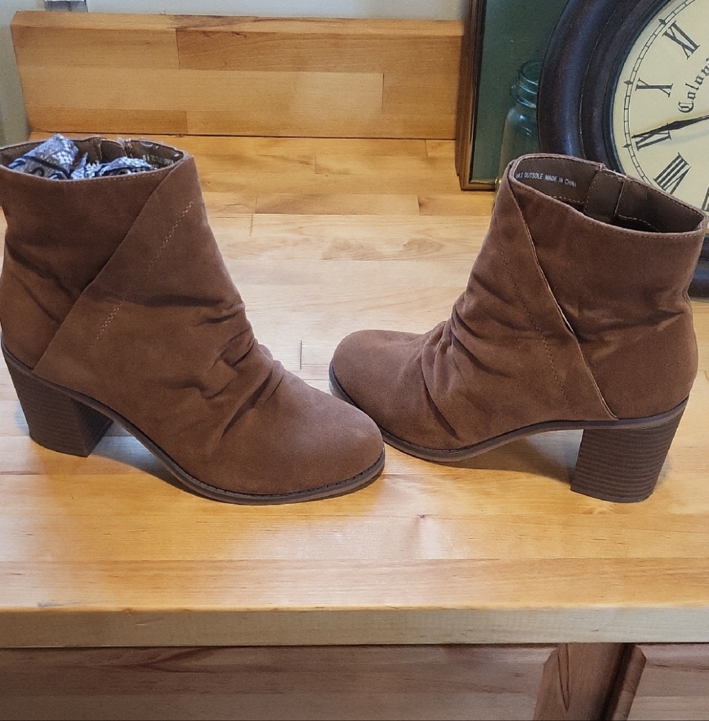Universal Thread Tan Heeled Boots
